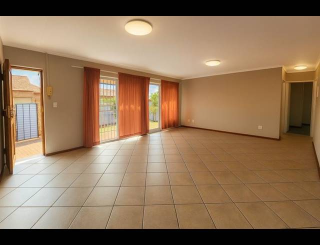 2 BEDROOM TOWNHOUSE FOR SALE IN PIERRE VAN RYNEVELD